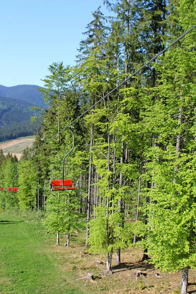 Židle výtah na lyžařské středisko Bukovel na jaře, Karpaty, Ukrajina — Stock fotografie