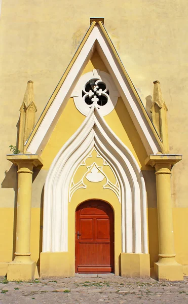 Entrée de la cathédrale catholique romaine de l'Exaltation de la Sainte Croix (XIII siècle), Berehove, Ukraine — Photo