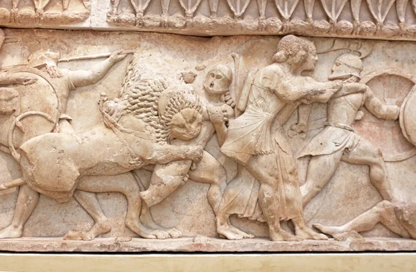 Oude Griekse beeldhouwkunst vertegenwoordigen slag, Griekenland — Stockfoto