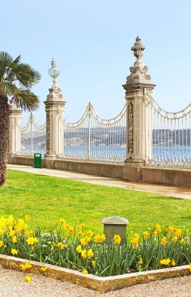 Переглянути на Босфор через паркан біля палацу Долмабахче ви в Стамбул, Туреччина — стокове фото