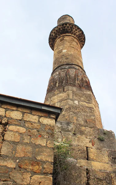 Minaret van beroemde Kesik Minare in Antalya, Turkije — Stockfoto