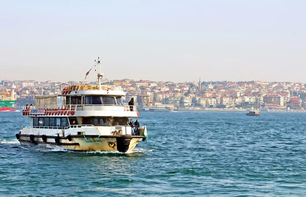 Barco com passageiros chega ao lado europeu de Istambul de seu lado asiático depois de cruzar o Bósforo — Fotografia de Stock