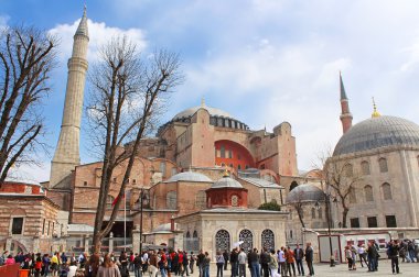 Ayasofya'nın ve turistler, vatandaşlar ve sokak satıcıları alanıyla görünümü