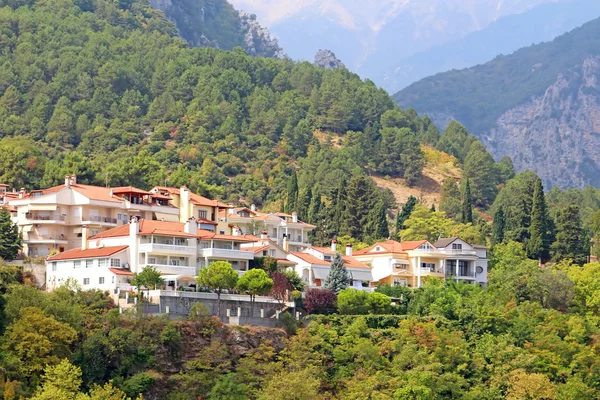 Pequena cidade de Litohoro perto do Monte Olimpo na Grécia — Fotografia de Stock