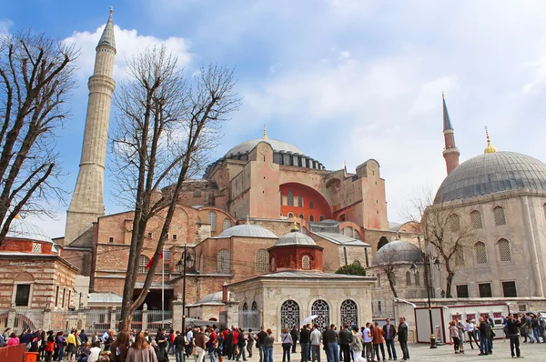 Blick auf Hagia Sophia und die Gegend mit Touristen, Bürgern und Straßenverkäufern — Stockfoto