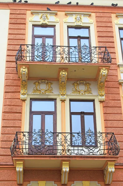 Oude gebouw in Chernivtsi, Oekraïne — Stockfoto