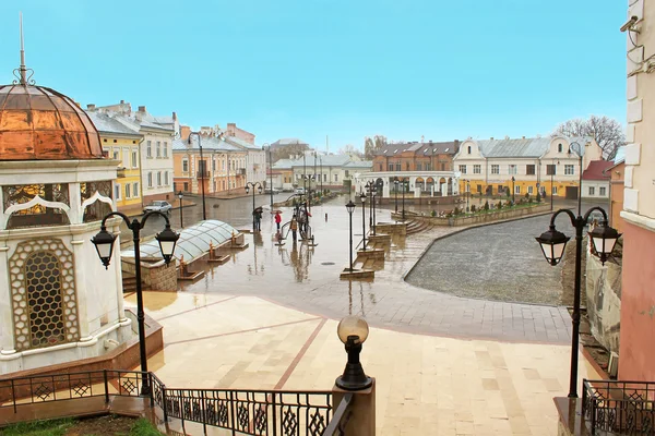 Chernivtsi, Ukrayna Türk meydanında çeşme yanındaki zaman geçirmek turistler ve yerliler gibi