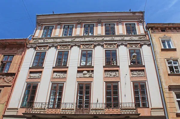 Edificio con signos del zodíaco estuco, Lviv, Ucrania —  Fotos de Stock