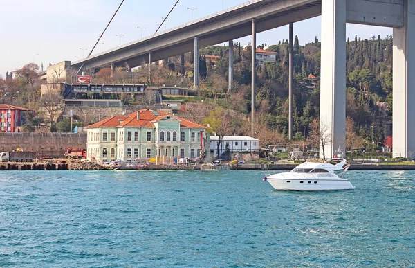 Bosphorus Bridge and Hatice Sultan Palace in istanbul, Turkey — Stock Photo, Image