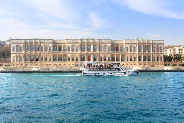 Palácio Ciragan em Istambul, Turquia. O Ciragan Palace, um antigo palácio otomano, é agora um hotel de cinco estrelas na cadeia Kempinski Hotels. Ele está localizado na costa europeia do Bósforo — Fotografia de Stock