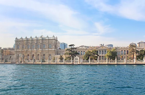 Dolmabahçe Sarayı yakınındaki Boğaziçi İstanbul, Türkiye — Stok fotoğraf