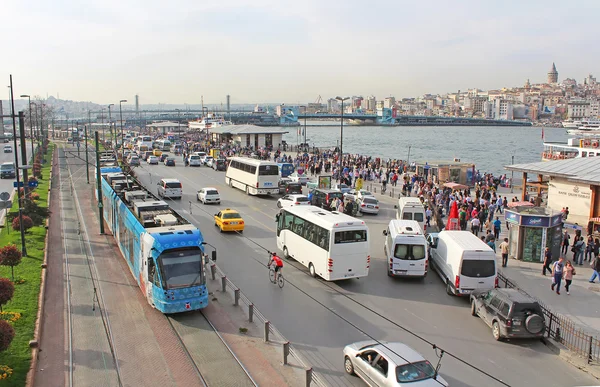 エミノニュ桟橋とトルコ、イスタンブールのガラタ橋の横にあるトラフィックを表示します。 — ストック写真
