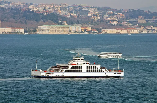 Tradycyjne promy Istanbul w Bosfor, Istanbul, Turcja — Zdjęcie stockowe