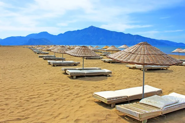 Sun loungers on a famous Iztuzu beach in Turkey — Stock Photo, Image