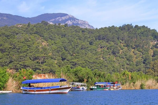 Łódki na rzece Dalyan, Turcja — Zdjęcie stockowe