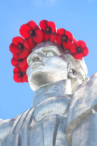 Il monumento "Madre Patria" decorato con una corona di papaveri nel Giorno della Memoria e della Riconciliazione a Kiev, Ucraina — Foto Stock