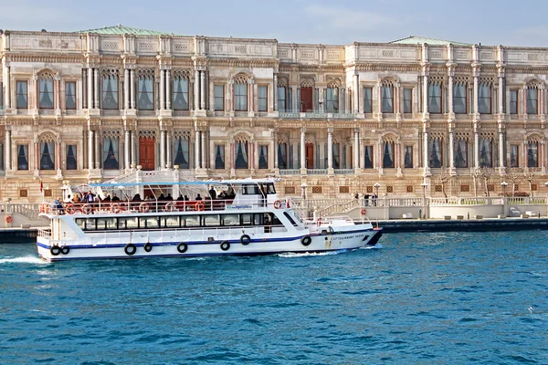 Ciragan Palace v Istanbulu v Turecku. Ciragan Palace, někdejší osmanské palace, je pěti hvězdičkový hotel řetězce Kempinski Hotels. Nachází se na evropském břehu Bosporu — Stock fotografie