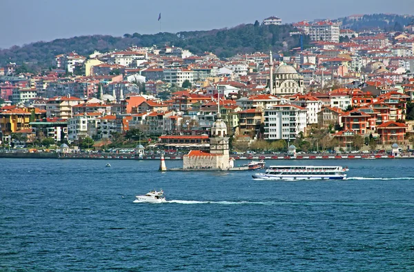 Maiden's Tower และเรือเฟอร์รี่ในอิสตันบูล ประเทศตุรกี — ภาพถ่ายสต็อก