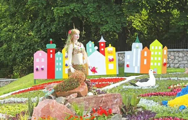 Flower exhibition at Spivoche Pole  in Kyiv, Ukraine. Flower exhibition is devoted to the celebration of Europe Day in Kyiv. Flower compositions represent the first 10 founding members of the Council of Europe. Danmark — Stock Photo, Image