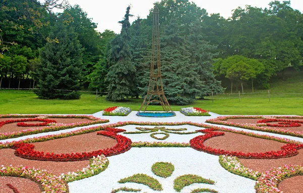 Wystawa kwiatów na biegunie Spivoche w Kijowie, Ukraina. Wystawa kwiatów jest poświęcona obchody Dnia Europy w Kijowie. Kompozycje z kwiatów stanowią 10 pierwszych założycieli Rady Europy. Francja — Zdjęcie stockowe