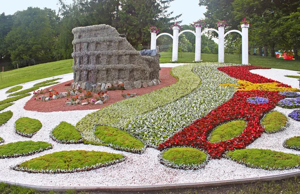 Flower exhibition at Spivoche Pole  in Kyiv, Ukraine. Flower exhibition is devoted to the celebration of Europe Day in Kyiv. Flower compositions represent the first 10 founding members of the Council of Europe. Italy — Stock Photo, Image