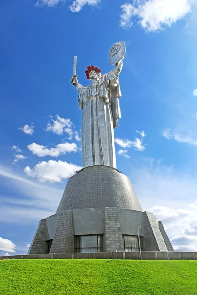 O monumento "Mãe Pátria" decorado com uma grinalda de papoilas no Dia da Memória e Reconciliação em Kiev, Ucrânia — Fotografia de Stock