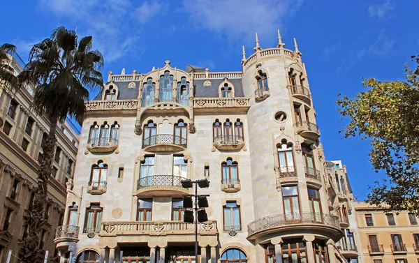 Fachada de construção de grande interesse arquitetônico na cidade de Barcelona, Espanha — Fotografia de Stock