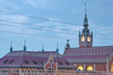 Glowny tren istasyonu, Gdansk, Polonya 'da akşam manzarası