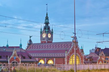 Glowny tren istasyonu, Gdansk, Polonya 'da akşam manzarası
