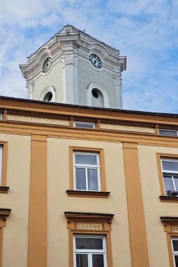 Muzeum Dzwonow 'un saat kulesi binanın arkasından, Przemysl, Polonya
