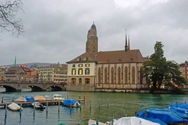 Zürih, İsviçre - 22 Aralık 2023: Wasserkirche, Limmat Nehri üzerindeki küçük bir adadaki Su Kilisesi