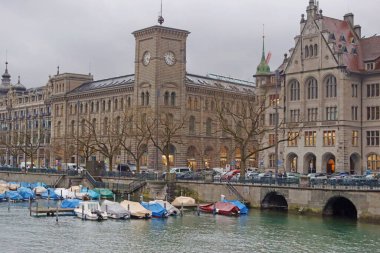 Zürih, İsviçre - 22 Aralık 2023: Munster Köprüsü 'nden (Munsterbrucke) görüldüğü üzere Fraumunster (Fraumunsterpost) Antik posta binası)