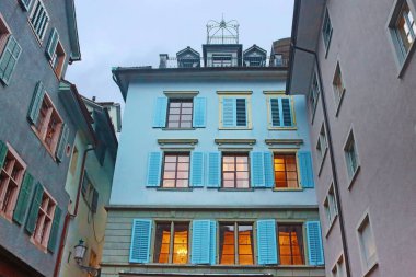 Zürih, İsviçre 'deki bir binanın duvarında aslanlı eski bir süs eşyası. 1606 tarihli bir kayanın üzerinde yatan bir aslanı tasvir eden yardım. Binanın ön cephesinde yer almaktadır. Kabartma aynı zamanda 