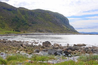 Norveç, Alnes adasının kıyısında.