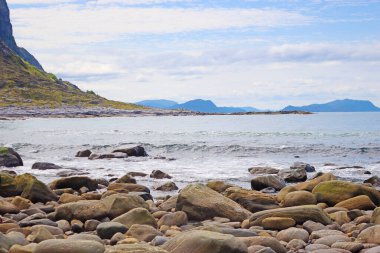 Alnes Adası ve Atlantik Okyanusu, Alnes Adası, Norveç kıyılarındaki büyük kayalar.
