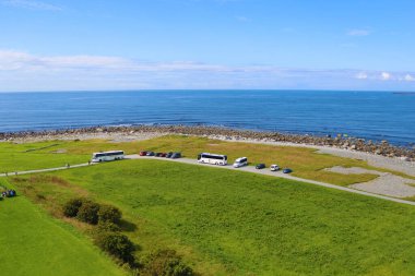 Alnes Adası, Norveç - 29 Temmuz 2024: Atlantik Okyanusu manzarası ve Alnes deniz fenerinden kıyı şeridi