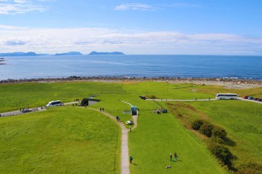 Alnes Adası, Norveç - 29 Temmuz 2024: Atlantik Okyanusu manzarası ve Alnes deniz fenerinden kıyı şeridi