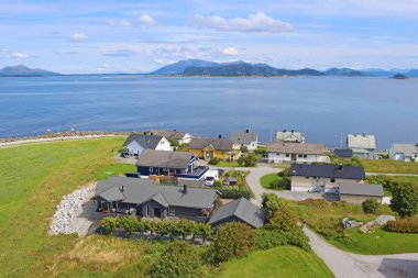 Atlantik Okyanusu manzarası ve Alnes deniz feneri, Alnes adası, Norveç kıyılarındaki evler