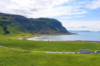 Alnes Adası, Norveç - 29 Temmuz 2024: Atlantik Okyanusu manzarası ve Alnes deniz fenerinden kıyı şeridi
