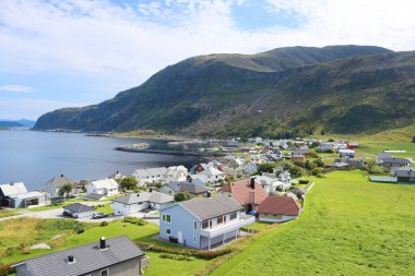 Atlantik Okyanusu manzarası ve Alnes deniz feneri, Alnes adası, Norveç kıyılarındaki evler