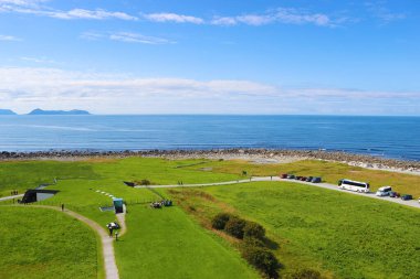 Alnes Adası, Norveç - 29 Temmuz 2024: Atlantik Okyanusu manzarası ve Alnes deniz fenerinden kıyı şeridi