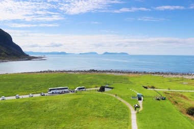 Alnes Adası, Norveç - 29 Temmuz 2024: Atlantik Okyanusu manzarası ve Alnes deniz fenerinden kıyı şeridi
