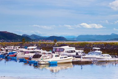 Tekneleri ve dalgakıranı olan liman, Giske Adası, Norveç