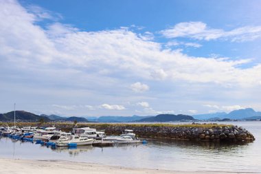 Tekneleri ve dalgakıranı olan liman, Giske Adası, Norveç