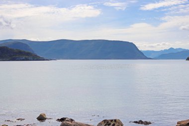 Alnes Adası, Atlantik Okyanusu ve Norveç 'teki Giske Adası' ndan dağlara bakın.