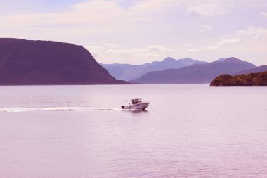 Norveç 'in Giske adasından Norveç denizindeki tekneye bakın.