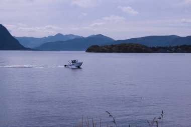Norveç 'in Giske adasından Norveç denizindeki tekneye bakın.