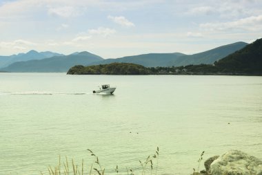 Norveç 'in Giske adasından Norveç denizindeki tekneye bakın.