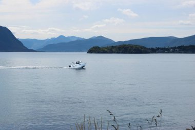 Norveç 'in Giske adasından Norveç denizindeki tekneye bakın.