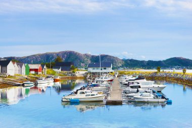 Tekneleri ve dalgakıranı olan liman, Giske Adası, Norveç